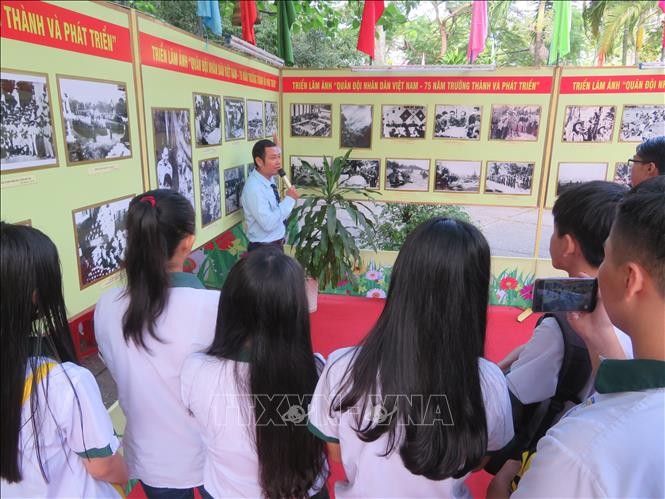 Can Tho opens photo display on the Communist Party of Vietnam, Vietnam People’s Army - ảnh 1