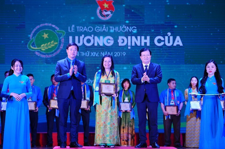 Outstanding young farmers receive Luong Dinh Cua Awards - ảnh 1
