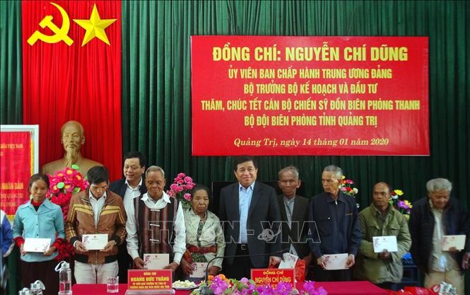 Programs held nationwide to ensure happy Tet for the poor - ảnh 1