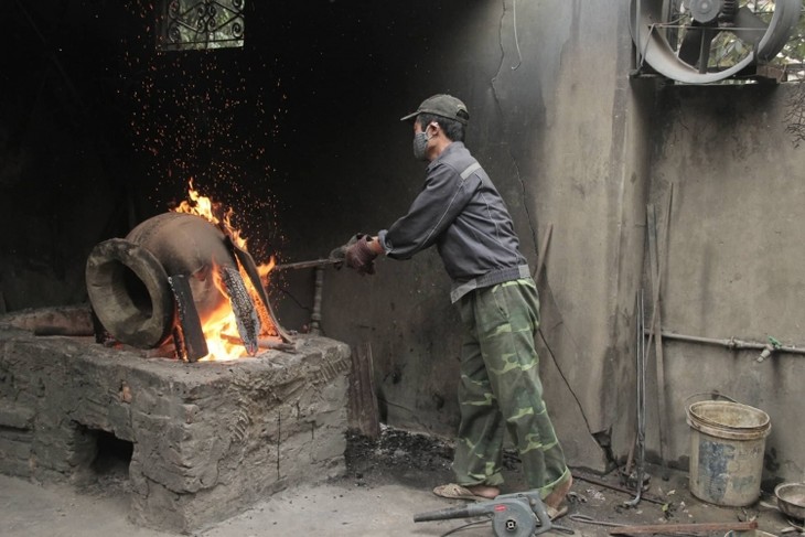 Y Yen bronze casting village keeps furnaces burning - ảnh 1