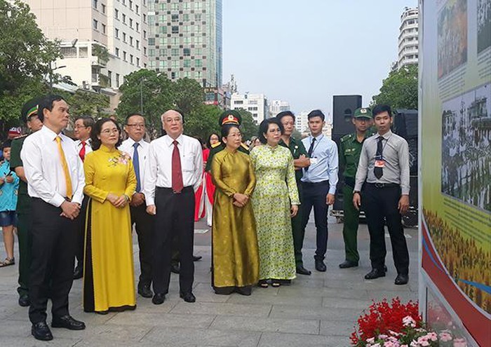 Photo exhibition to mark the 90th anniversary of the Communist Party of Vietnam - ảnh 1