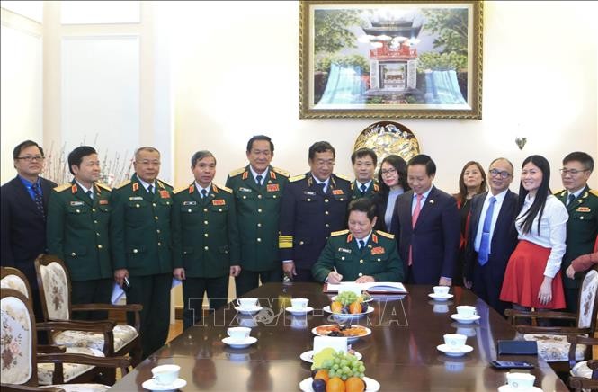 Vietnam, Russia tighten defense cooperation for regional peace, stability - ảnh 1
