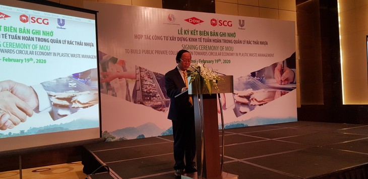 Vietnam signs agreement on public-private cooperation in plastic waste management - ảnh 2