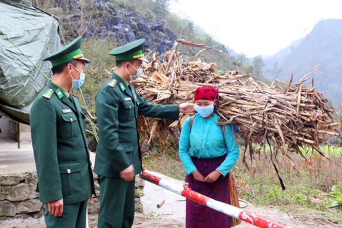 Border guard soldiers join efforts to combat COVID-19 - ảnh 1