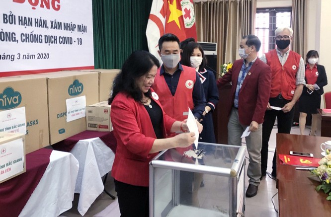 Vietnam Red Cross Society raises fund for victims of salt intrusion, droughts, Covid-19 - ảnh 1