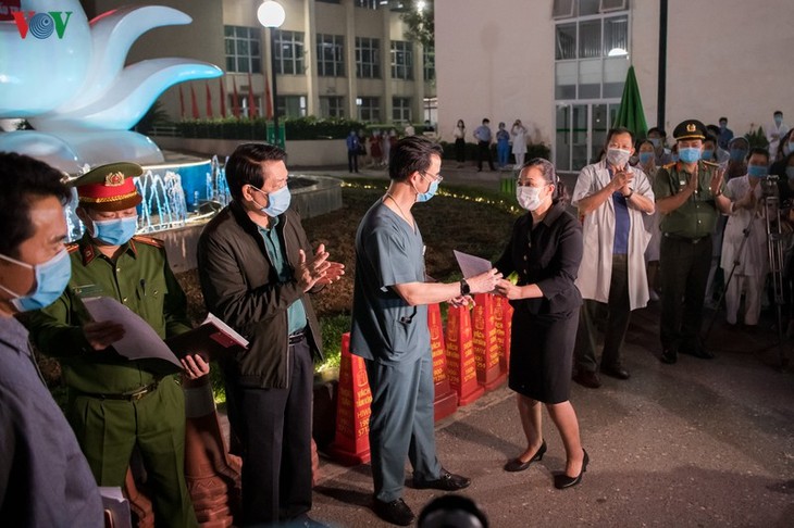 Quarantine barriers at Bach Mai Hospital removed - ảnh 1