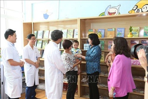 Vice President visits children with cancer at K Hospital - ảnh 1