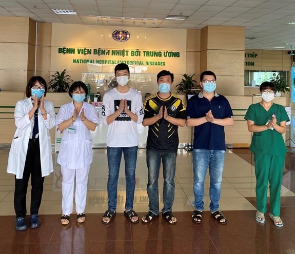 Five more COVID-19 patients discharged from hospitals - ảnh 1