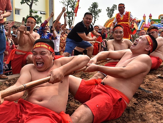 Vietnamese folk games: sitting tug-of-war and clay firecracker hurling - ảnh 6