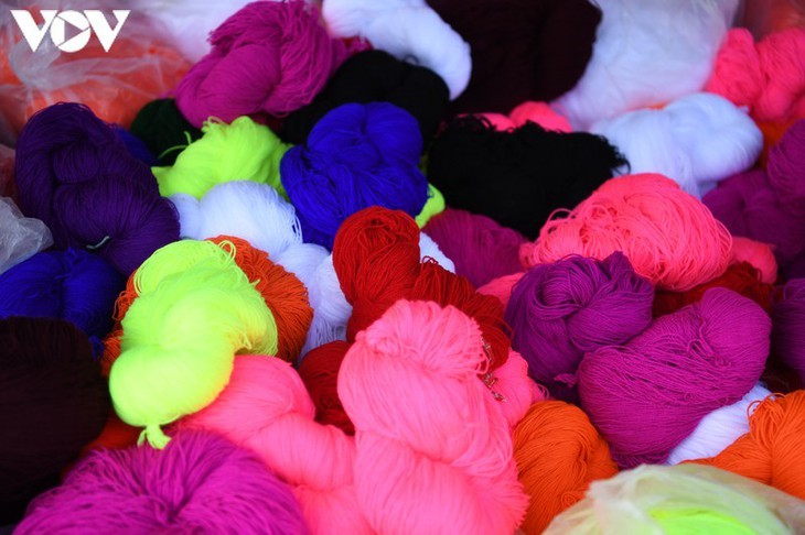 A tour of colourful Pa Co brocade market in Son La - ảnh 12