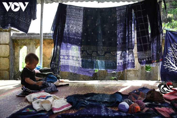 A tour of colourful Pa Co brocade market in Son La - ảnh 15