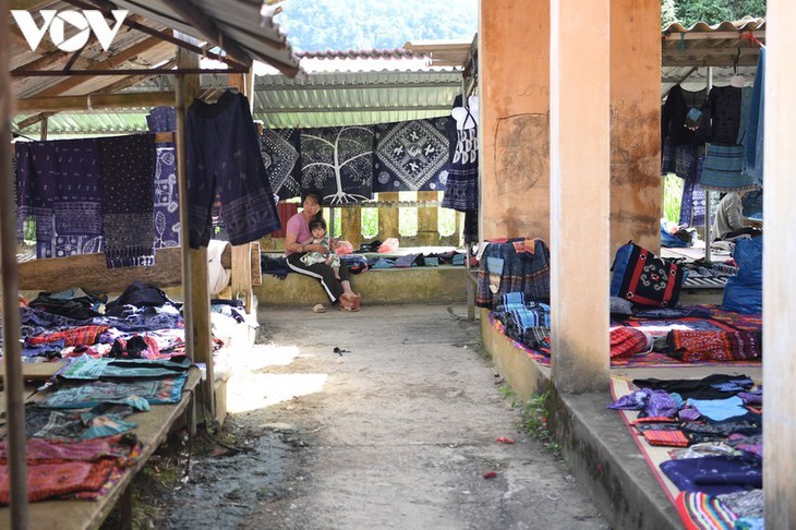 A tour of colourful Pa Co brocade market in Son La - ảnh 17