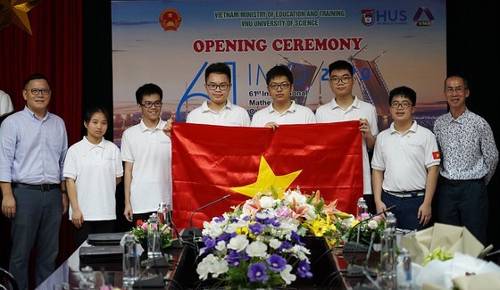 Vietnam wins two gold medals at International Mathematics Olympiad - ảnh 1