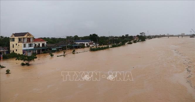 Crew members rescued in Cua Viet as flood recedes slowly in Quang Tri province - ảnh 1