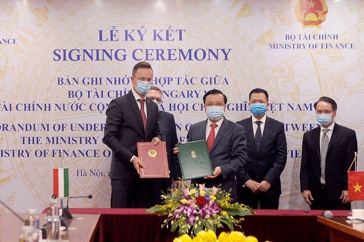 Vietnam, Hungary sign MoU on financial cooperation - ảnh 1