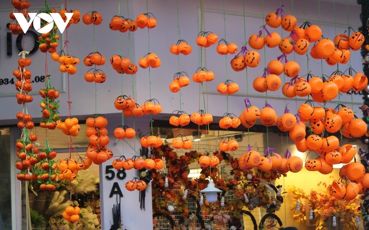Halloween toys flood Hang Ma street - ảnh 4