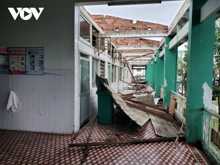 Storm Molave ravages Vietnam's central region - ảnh 1