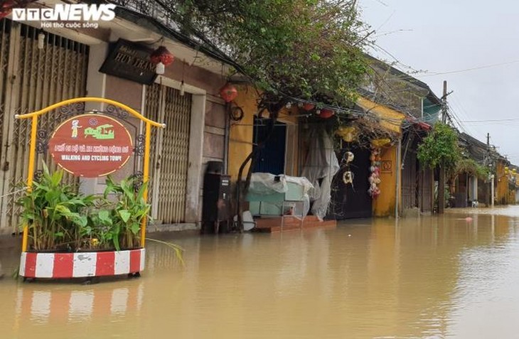 UNESCO-recognised Hoi An inundated by flooding again - ảnh 8