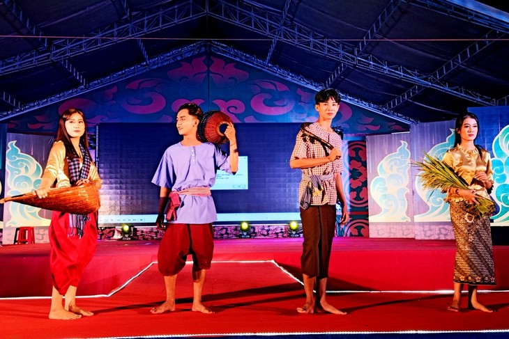 Khmer people put traditional outfits on display at Ok Om Bok Festival - ảnh 10