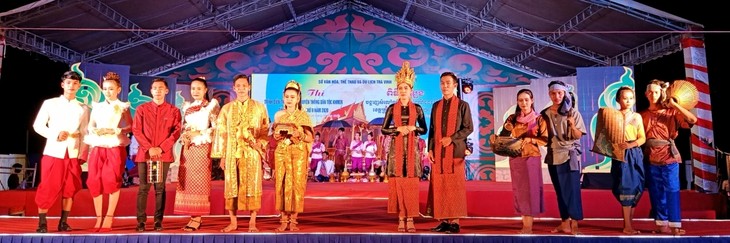 Khmer people put traditional outfits on display at Ok Om Bok Festival - ảnh 11
