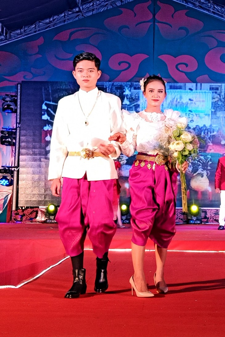 Khmer people put traditional outfits on display at Ok Om Bok Festival - ảnh 1