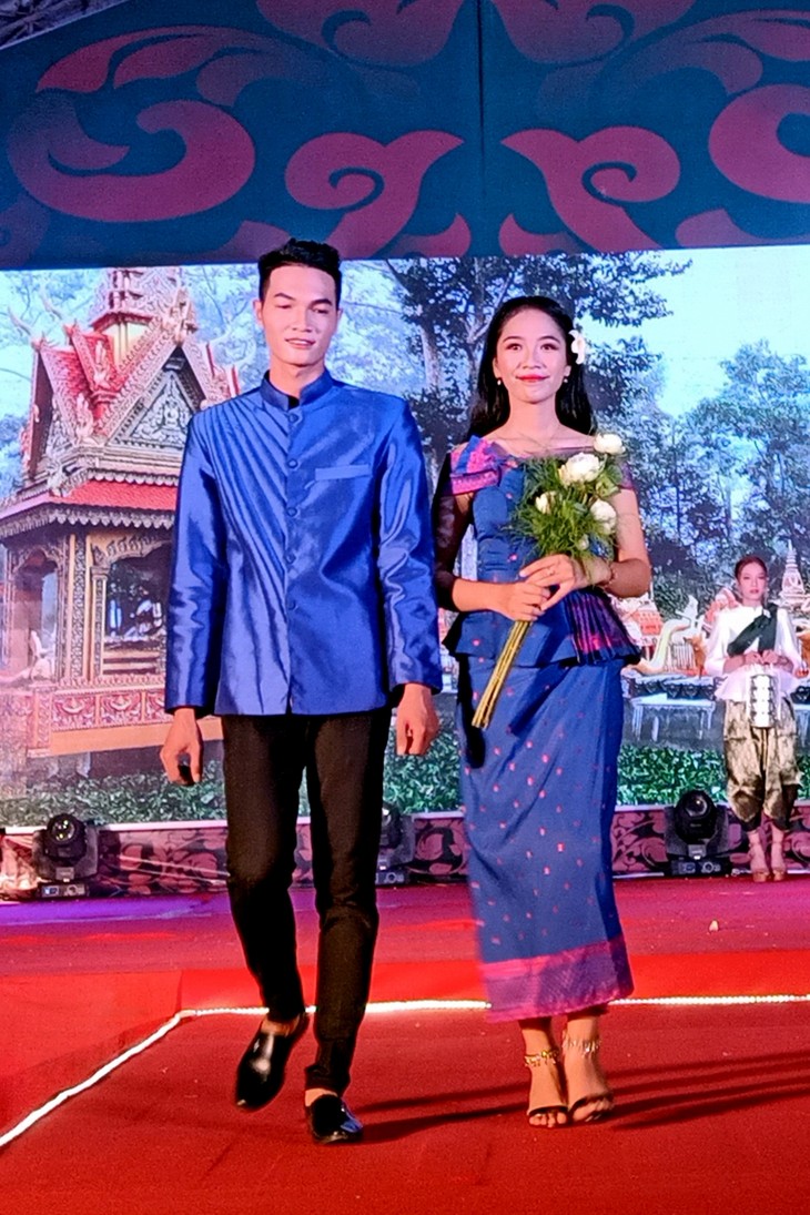 Khmer people put traditional outfits on display at Ok Om Bok Festival - ảnh 2