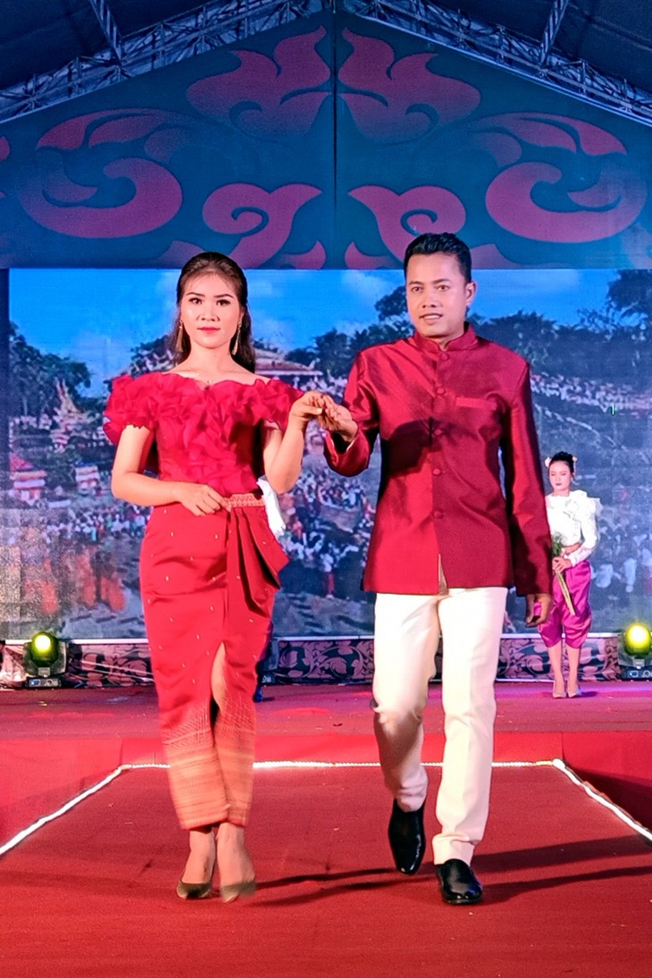 Khmer people put traditional outfits on display at Ok Om Bok Festival - ảnh 3