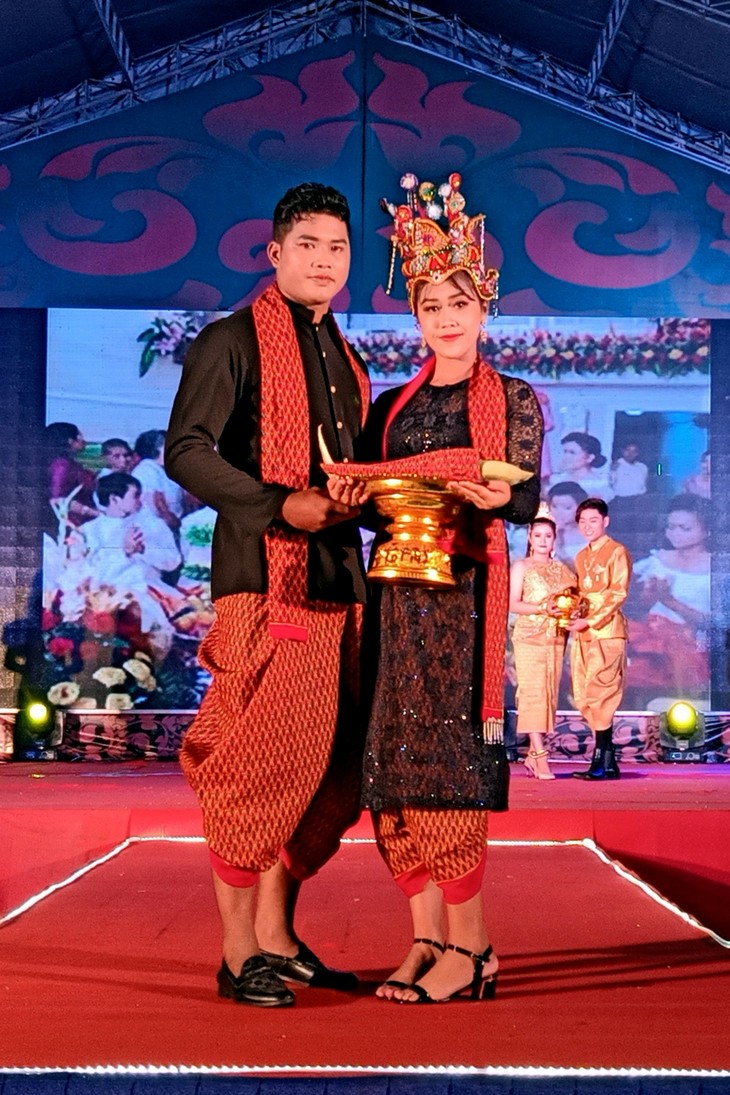 Khmer people put traditional outfits on display at Ok Om Bok Festival - ảnh 5