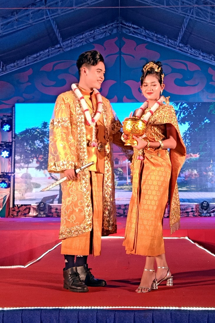 Khmer people put traditional outfits on display at Ok Om Bok Festival - ảnh 6
