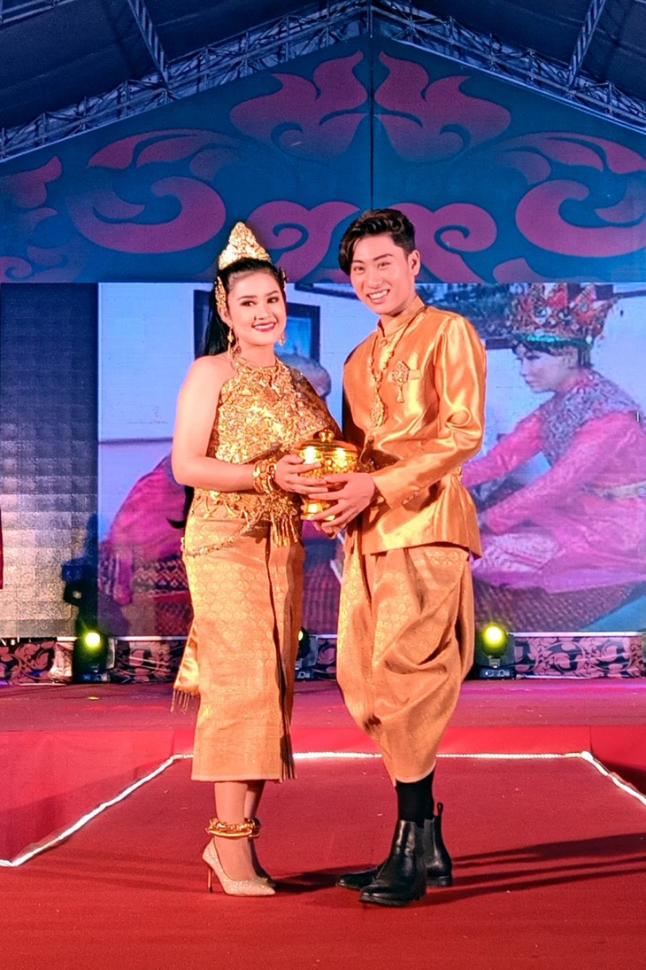 Khmer people put traditional outfits on display at Ok Om Bok Festival - ảnh 7