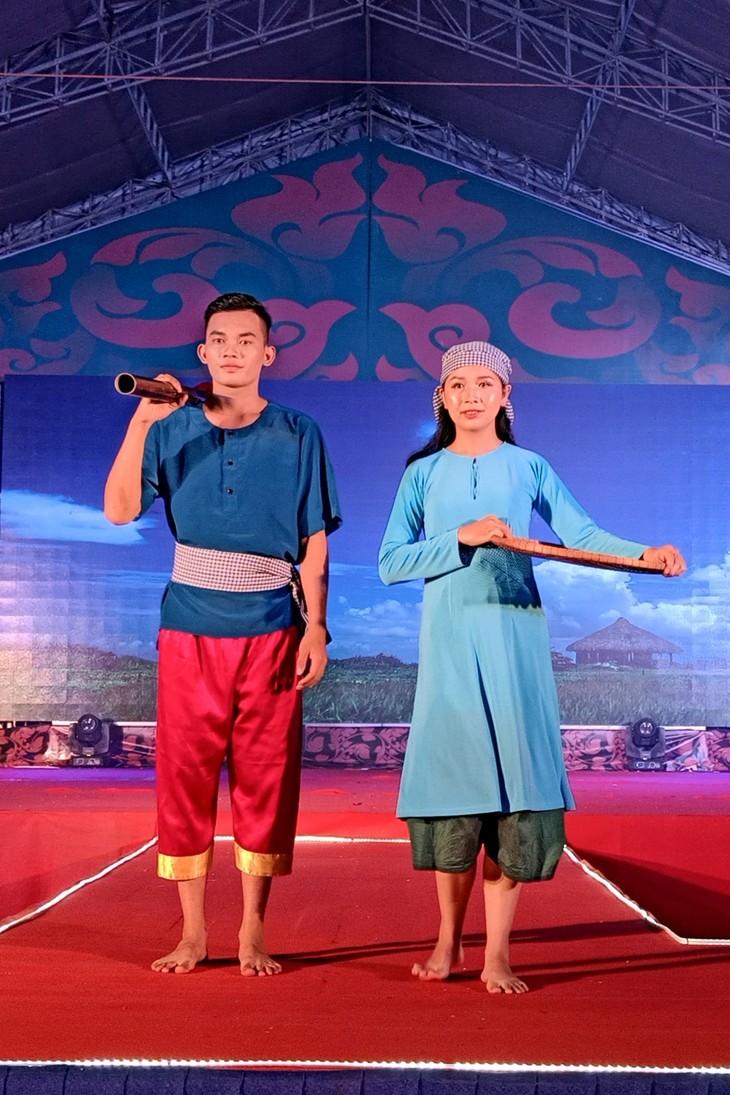 Khmer people put traditional outfits on display at Ok Om Bok Festival - ảnh 8
