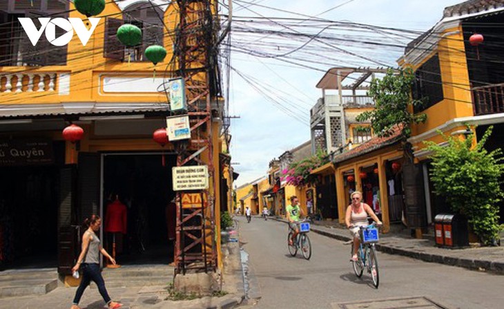 Hoi An ancient town reopens pedestrian streets, craft villages - ảnh 1