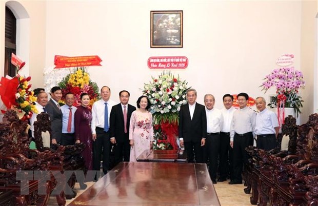 Leaders extend Christmas greetings to Catholic followers in HCMC, Can Tho - ảnh 1