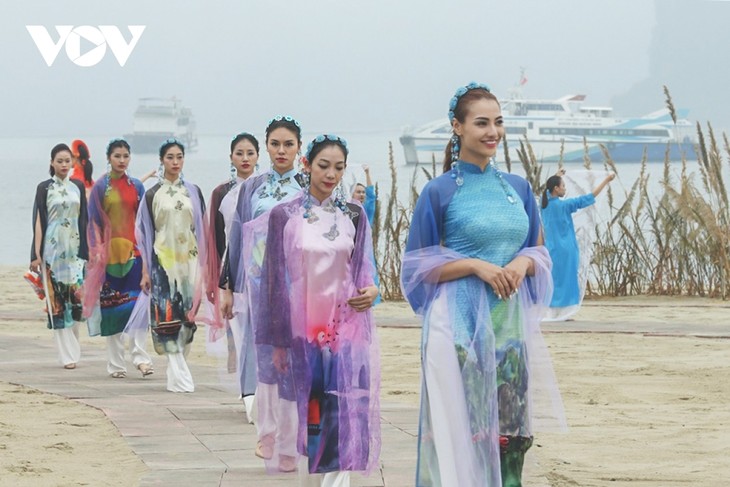 Ao Dai Festival excites crowds in Quang Ninh province - ảnh 11