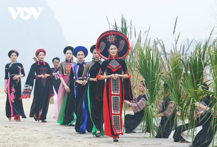 Ao Dai Festival excites crowds in Quang Ninh province - ảnh 14