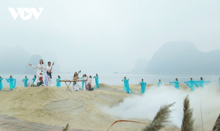Ao Dai Festival excites crowds in Quang Ninh province - ảnh 1