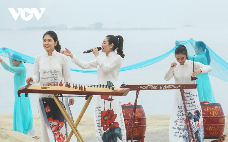 Ao Dai Festival excites crowds in Quang Ninh province - ảnh 2
