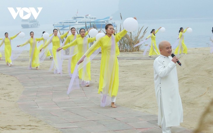 Ao Dai Festival excites crowds in Quang Ninh province - ảnh 4