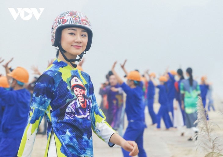 Ao Dai Festival excites crowds in Quang Ninh province - ảnh 9
