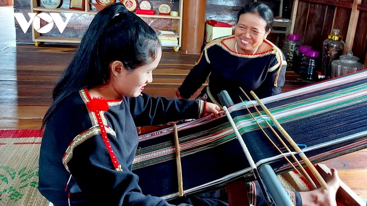 Ede women preserve traditional brocade-weaving craft - ảnh 2
