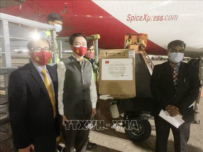 Vietnam gives India medical supplies to fight COVID-19 - ảnh 1