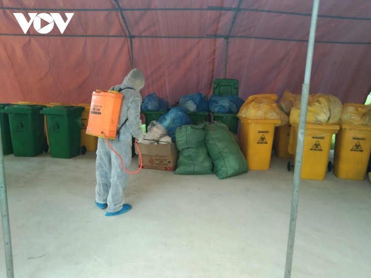 Garbage collection in Bac Ninh's COVID-19 isolation areas - ảnh 1
