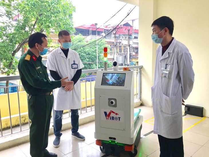  Transport robots being used in COVID-19 quarantine areas - ảnh 1