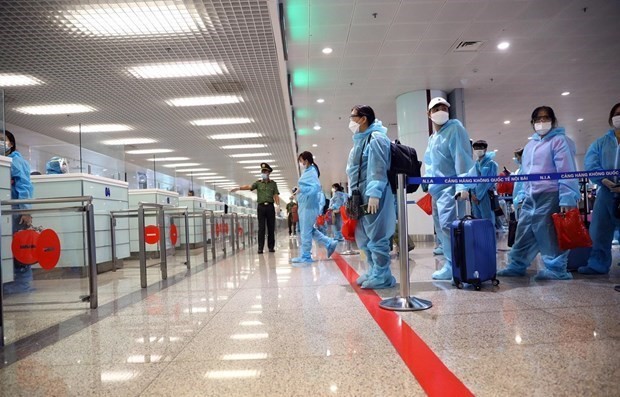 Noi Bai airport temporarily closed to int’l arrivals amid resurgence of COVID-19 - ảnh 1