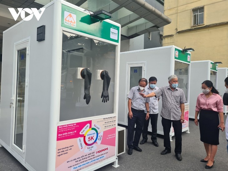 COVID-19 test booths installed in epicenters - ảnh 2