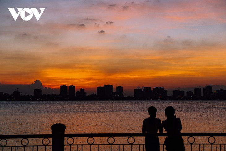 Beautiful sunset on Hanoi’s West Lake - ảnh 5