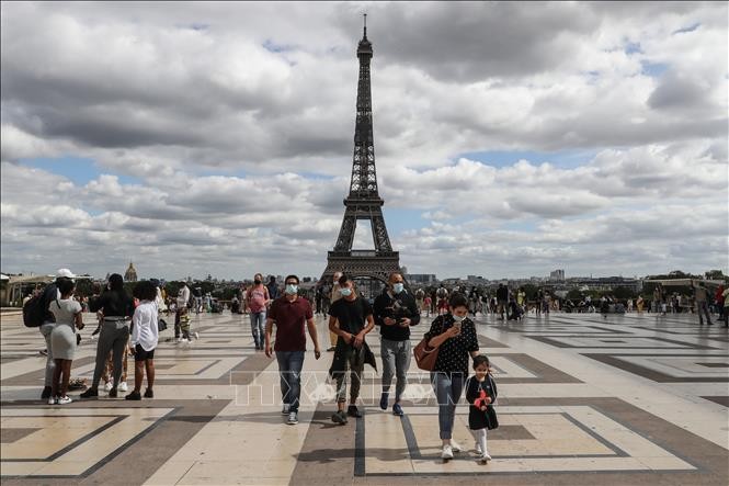 Eiffel Tower reopens after nine-month closure - ảnh 1