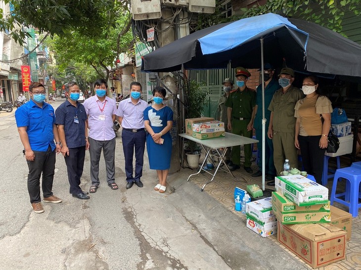 Hanoi taps community teams to fight COVID-19 - ảnh 1
