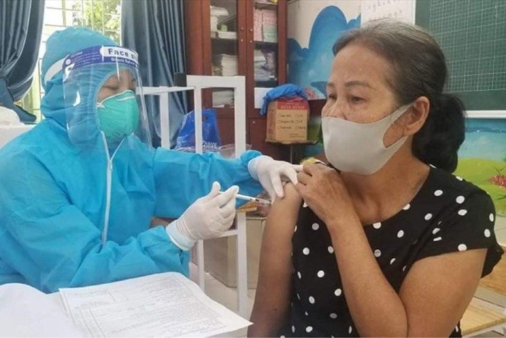 Vietnam speeds up COVID-19 vaccination - ảnh 1