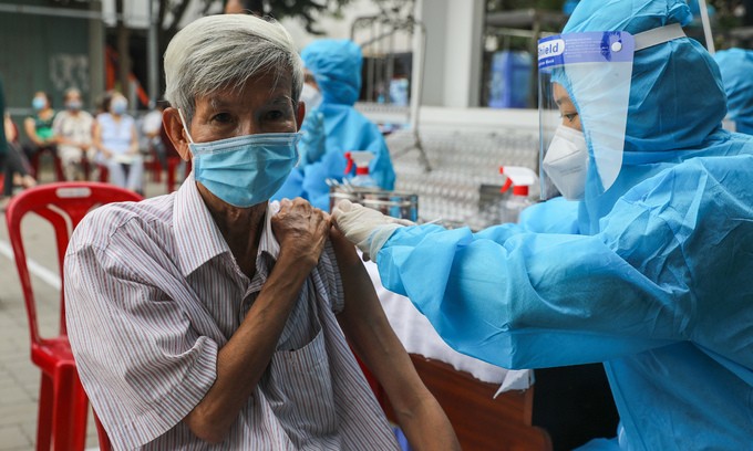 HCMC plans to vaccinate 7.2 million people aged over 18 this year - ảnh 1